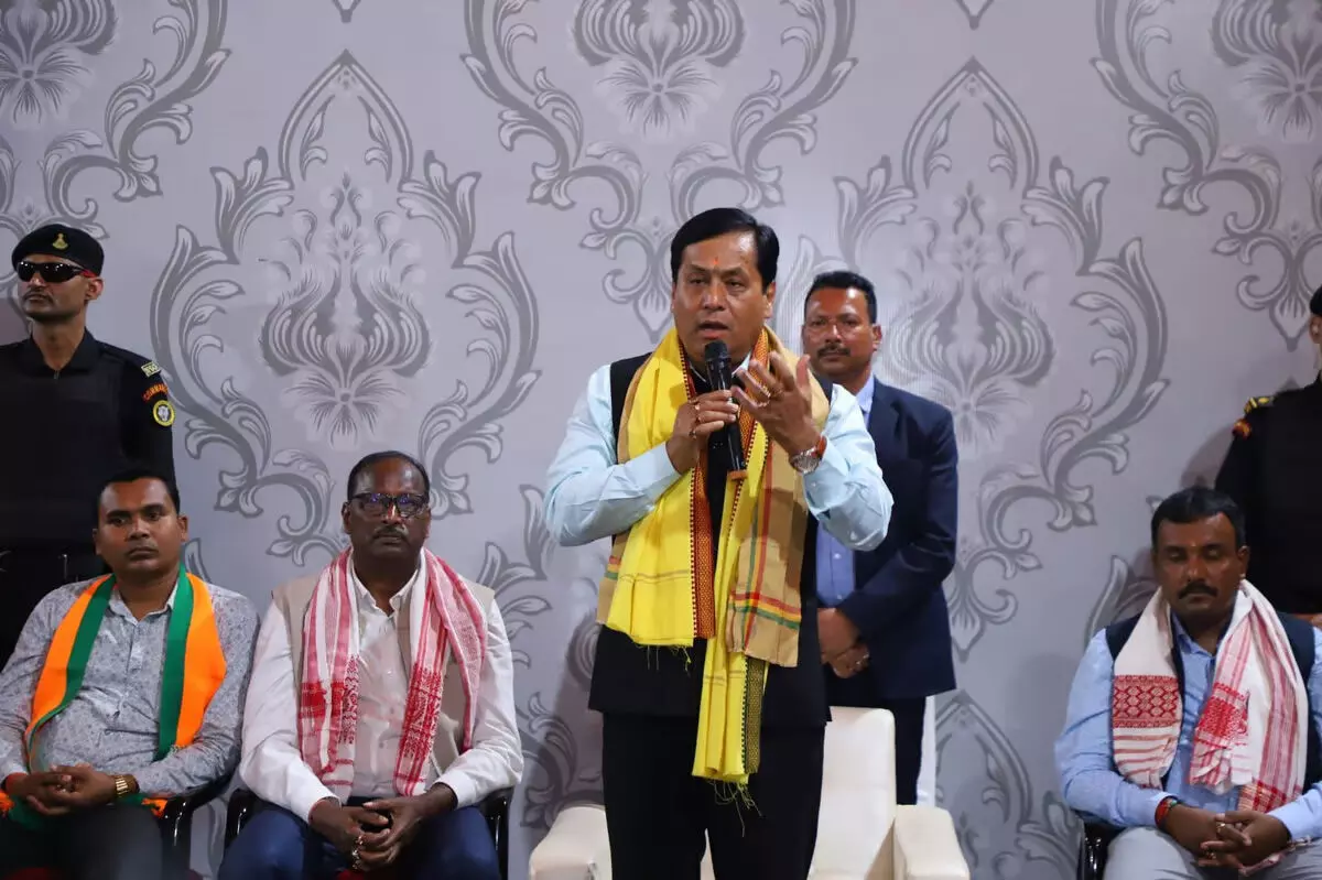 केंद्रीय मंत्री सर्बानंद सोनोवाल ने डिब्रूगढ़ में चाय जनजाति नेताओं के साथ बातचीत की