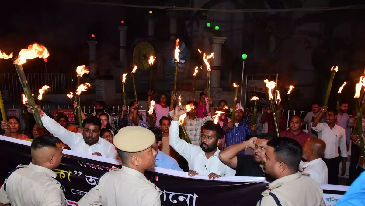 असम जातीयतावादी युवा छात्र परिषद ने नागांव जिले में सीएए के कार्यान्वयन के खिलाफ मशाल रैली निकाली