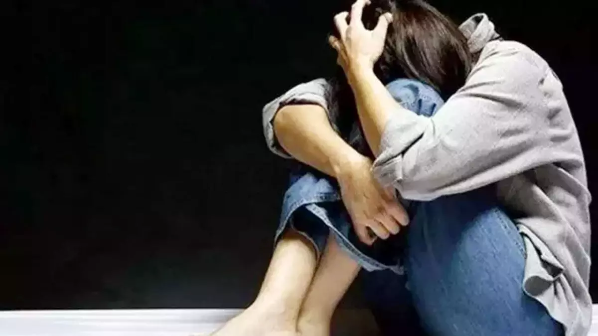 युवती ने पिता पर छेड़खानी जबरन शारीरिक संबंध बनाने का प्रयास लगाया आरोप