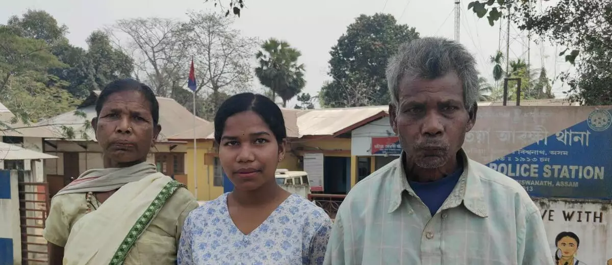 असम सूतिया में फंसी लड़की 15 साल बाद अपने माता-पिता से मिली