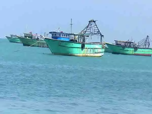 श्रीलंकाई नौसेना ने 21 मछुआरों को पकड़ा, दो नावें जब्त की गईं
