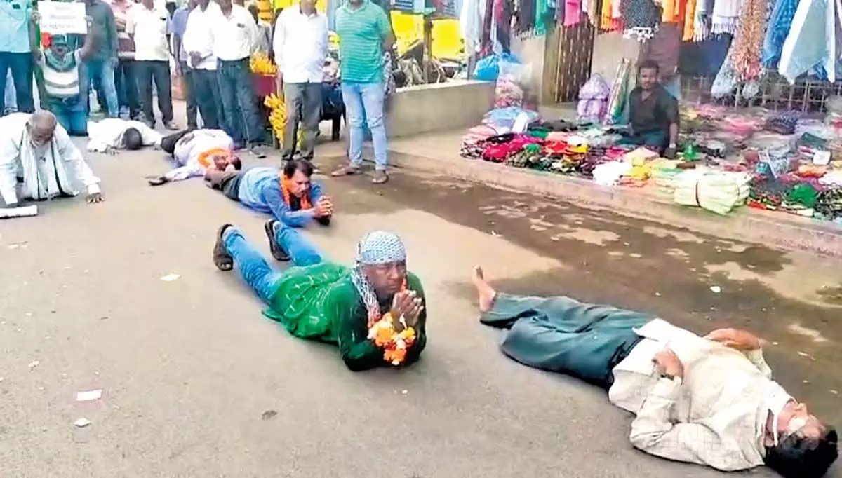 कार्यकर्ता रेंगते और घुटनों के बल बैठकर विरोध, सिंहपुर में मेडिकल कॉलेज की मांग