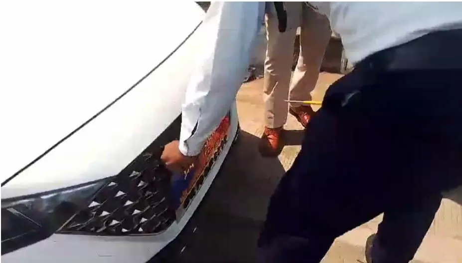 रायपुर पुलिस ने वाहनों से निकाले पदनाम प्लेट, वीडियो