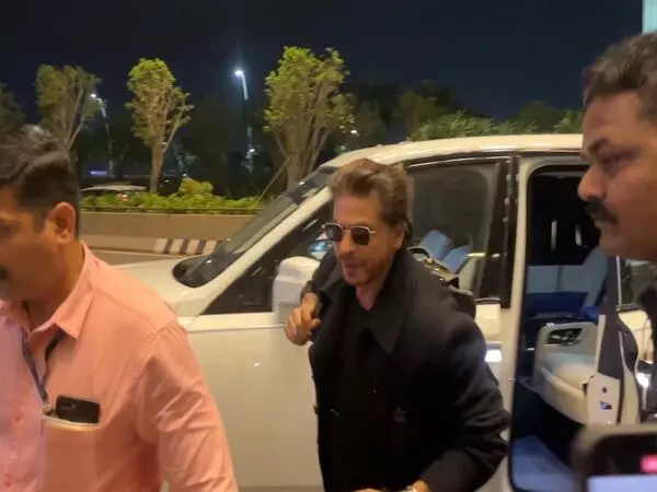 शाहरुख खान ने ऑल-ब्लैक आउटफिट में एयरपोर्ट फैशन का जलवा बिखेरा