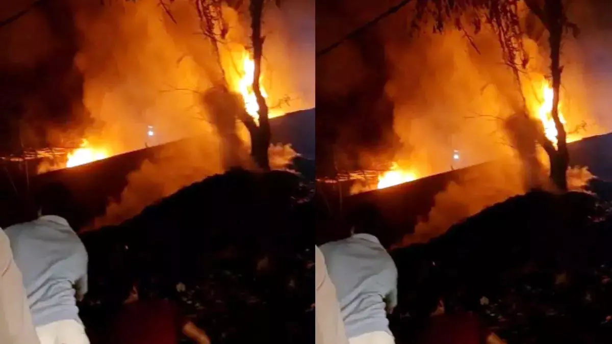 कबाड़ के गोदाम में अचानक लगी आग , तीन घंटे बाद पाया काबू