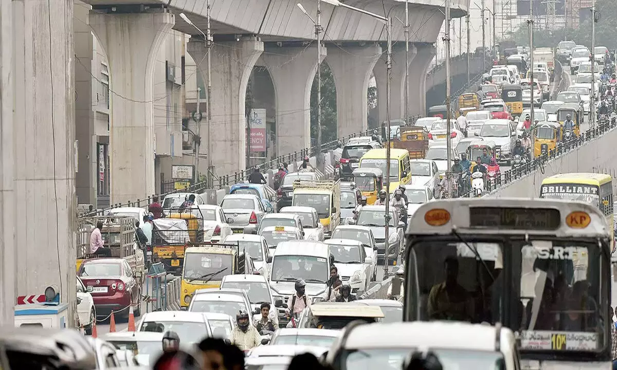 आग लगने की दुर्घटना के बाद टॉलीचौकी में ग्रिडलॉक