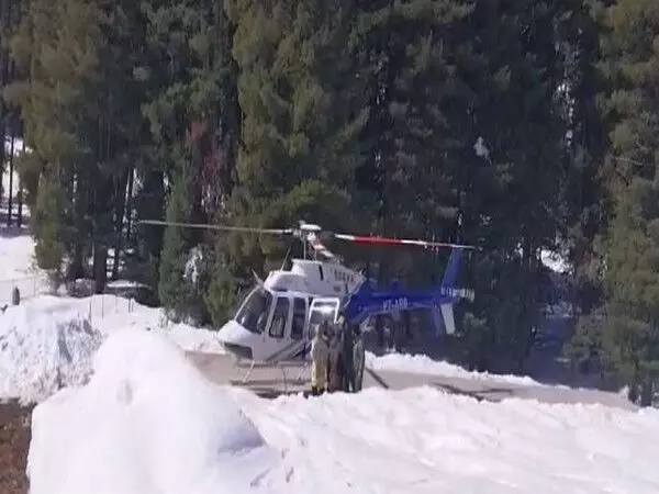 जिले में बर्फ से ढके कंजालवान से 120 यात्रियों को हवाई मार्ग से निकाला गया