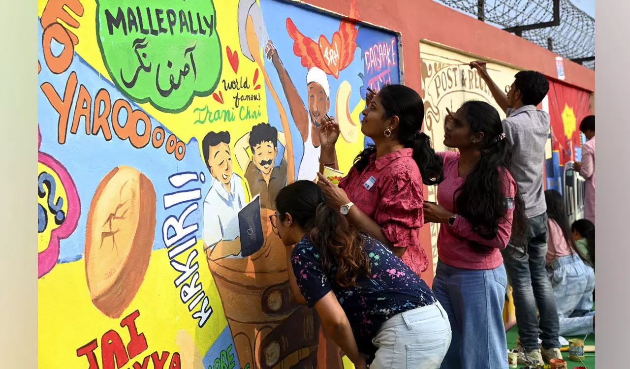 हैदराबाद में कलाकार सड़क की दीवारों को रंगीन कैनवास में बदलते