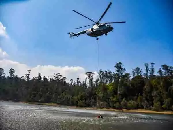 भारतीय वायुसेना के बांबी बकेट ऑपरेशन ने नीलगिरी में जंगल की आग बुझाई
