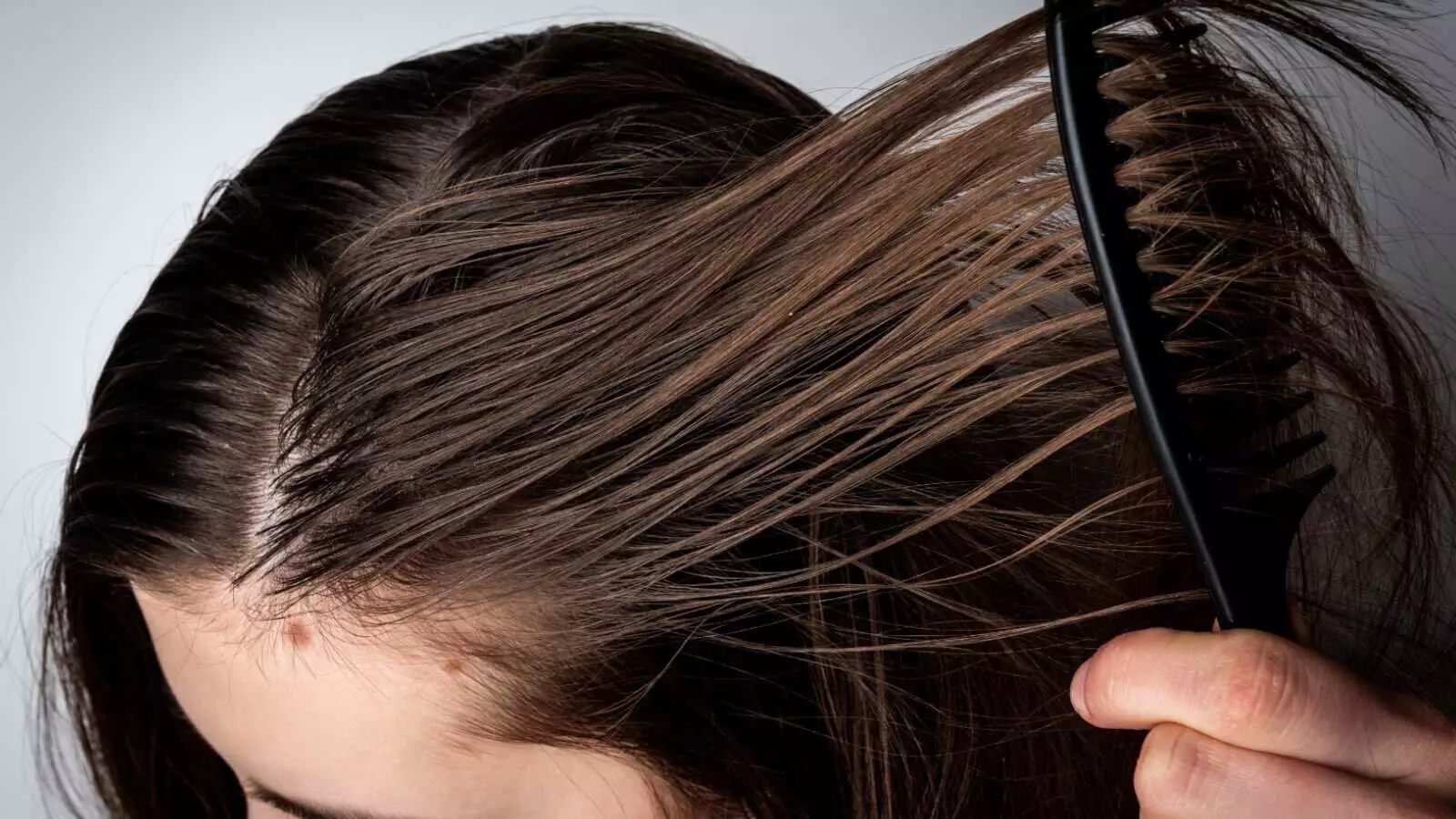 ऑयली बालों की समस्या को इन टिप्स की मदद से करें दूर