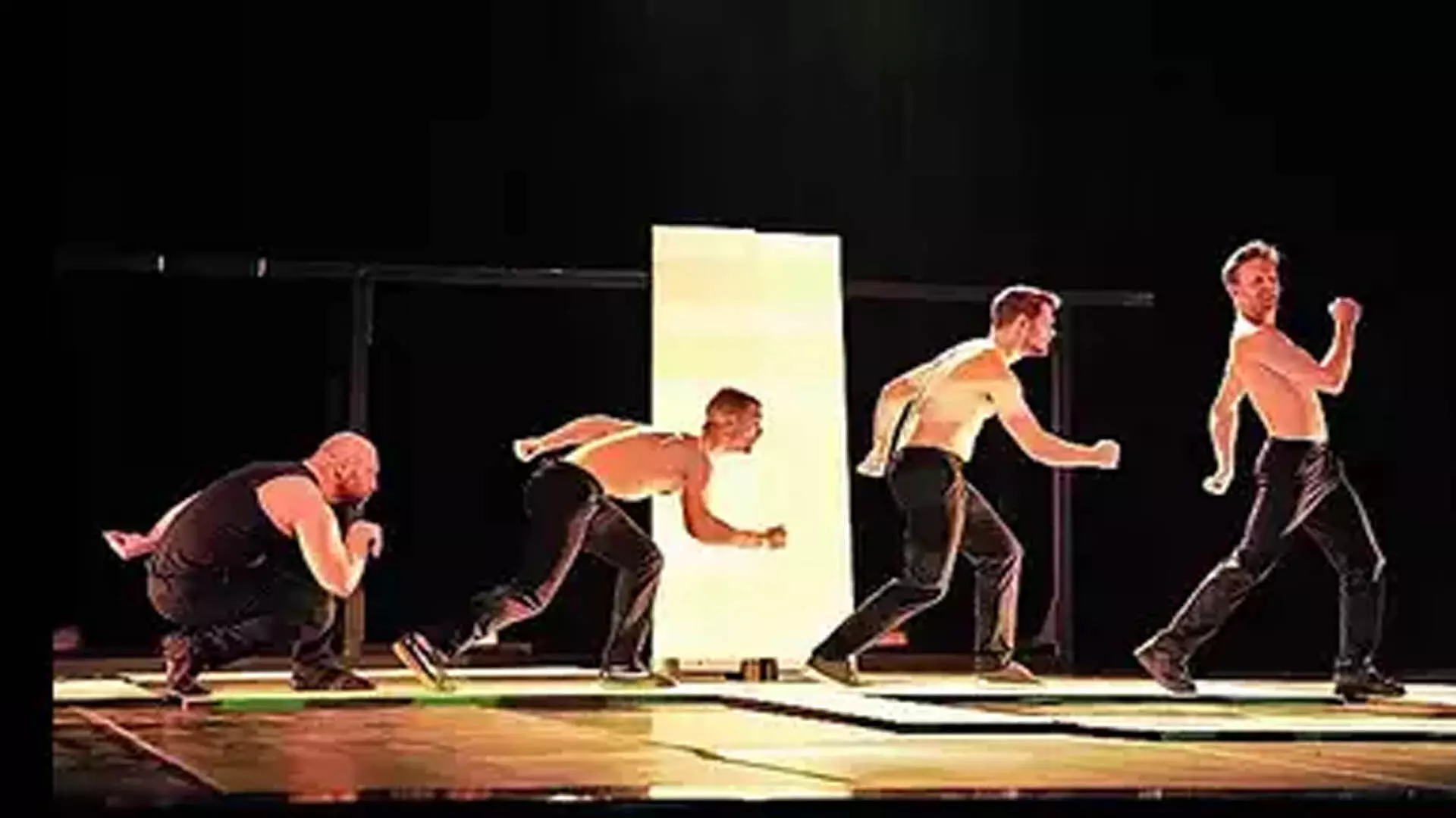 नृत्य, स्टंट, वॉक-मैन अभिनय: डेनिश कलाकार बच्चों को मंत्रमुग्ध करते  हुए