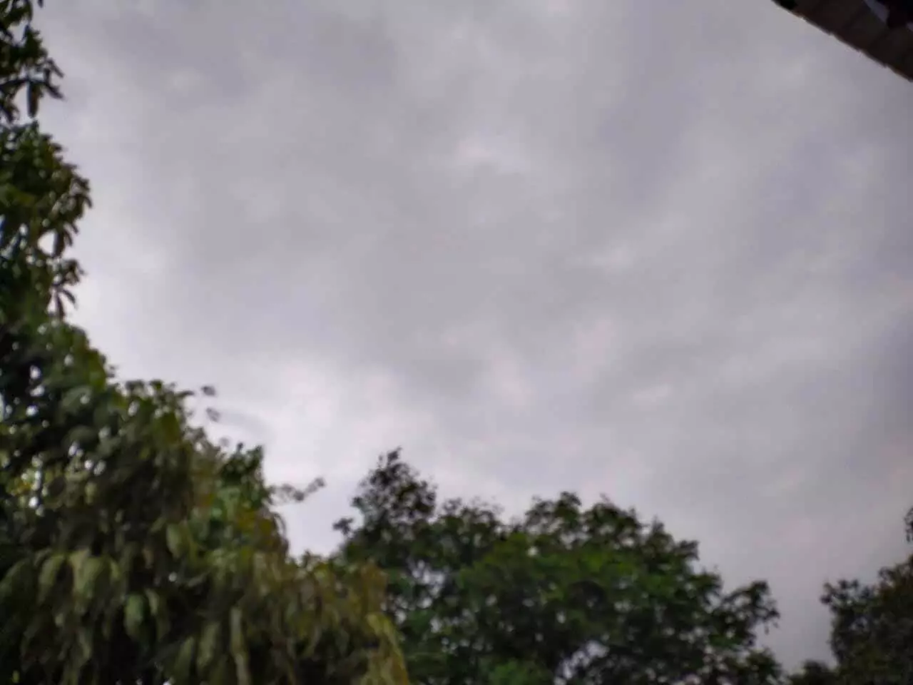 रायपुर के आउटरों में हुई बारिश, सुबह से छाए हैं बादल
