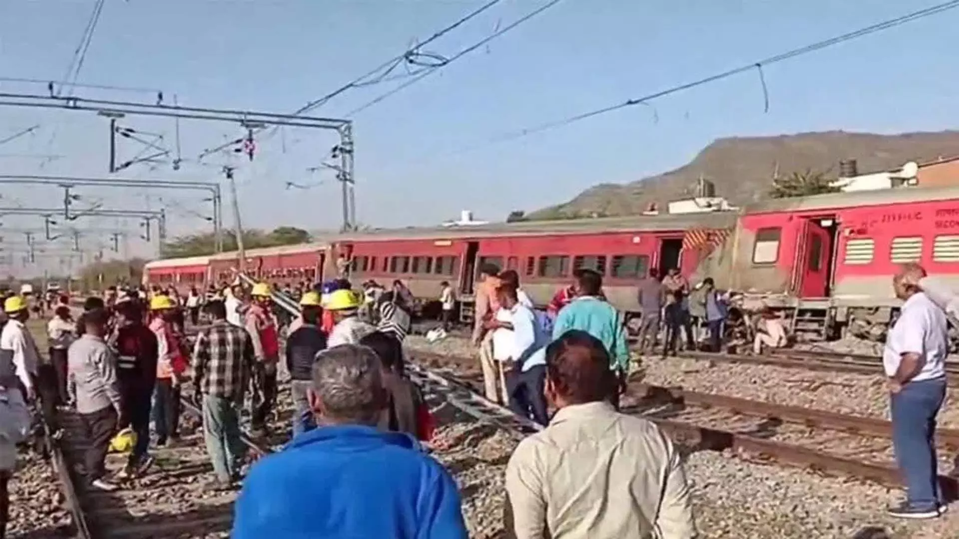 अजमेर में साबरमती-आगरा सुपरफास्ट ट्रेन के 4 डिब्बे पटरी से उतरे | 4 coaches  of Sabarmati-Agra superfast train derailed in Ajmer अजमेर में साबरमती-आगरा  सुपरफास्ट ट्रेन ...