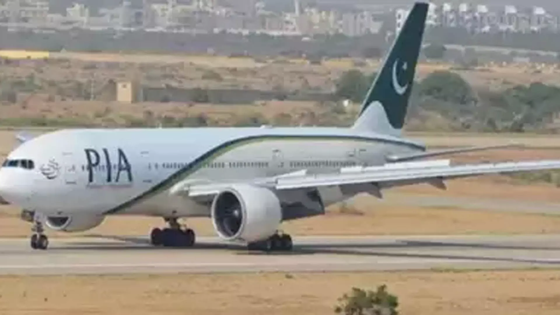 पाकिस्तान इंटरनेशनल एयरलाइंस,बिना पासपोर्ट  से  उड़ान भरी