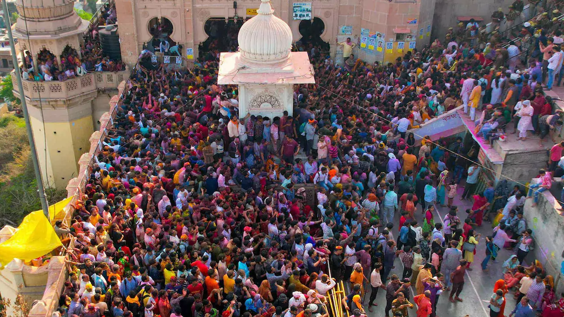 यूपी के मंदिर में होली से पहले कार्यक्रम के दौरान गिरी रेलिंग, 22 श्रद्धालु घायल