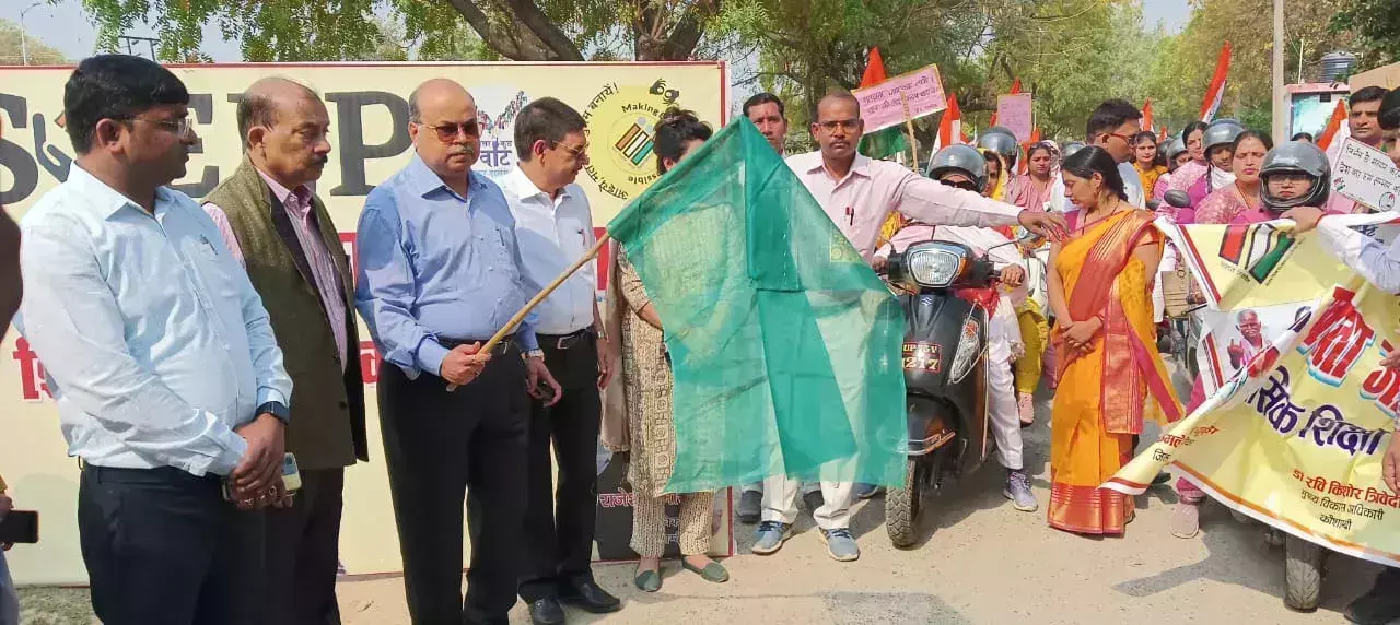 महिला मतदाता जागरूकता स्कूटी रैली को जिला निर्वाचन अधिकारी ने हरी झंडी दिखाकर किया रवाना
