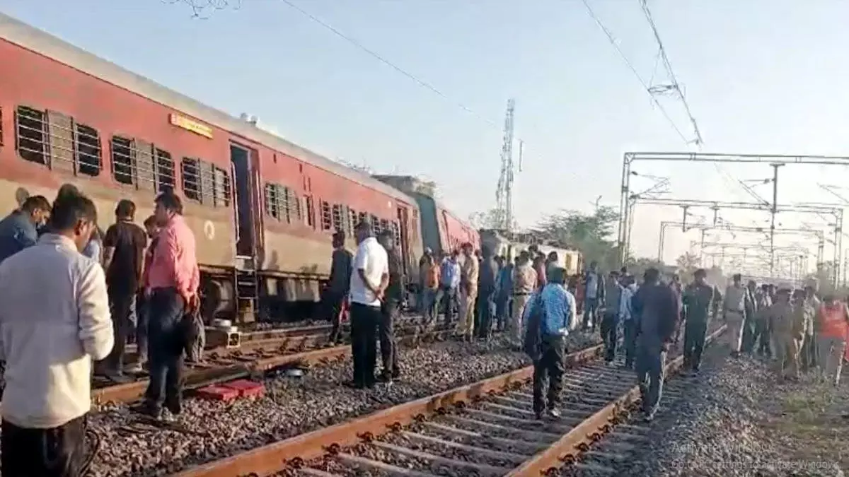 Railway accident : सुपरफास्ट ट्रेन हुई बेपटरी, जानें हादसे का चौंकाने वाला कारण