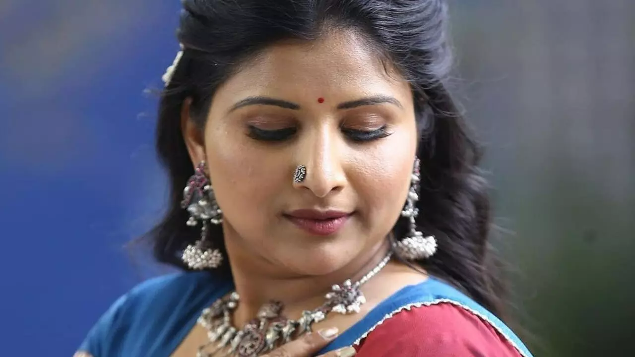 प्रसिद्ध तेलुगु गायिका-अभिनेत्री मंगली की कार दुर्घटना हुई