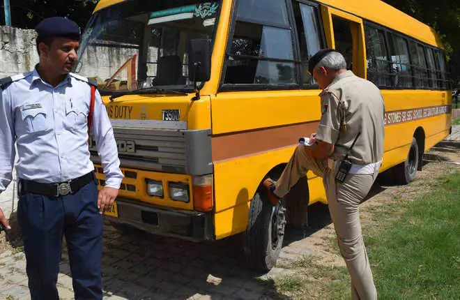 गुरुग्राम में स्कूल बस चालकों द्वारा उल्लंघनों पर अंकुश लगाने के लिए अभियान आज से शुरू