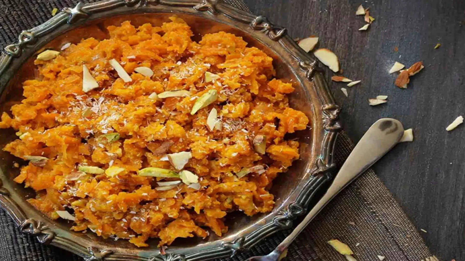 गाजर का हलवा जिसका स्वाद मिष्ठान्न जैसा होता है, बिना कद्दूकस किए मिनटों में बनाये