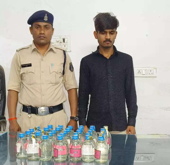 रायपुर ब्रेकिंग, मठपुरैना में शराब बेचते युवक गिरफ्तार