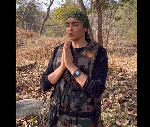 बस्तर की जंगल में एक्ट्रेस अदा शर्मा, वीडियो