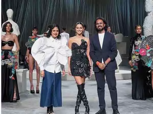 Lakme Fashion Week: राहुल मिश्रा के काली मिनी पोशाक में अनन्या पांडे ने सबका ध्यान खींचा