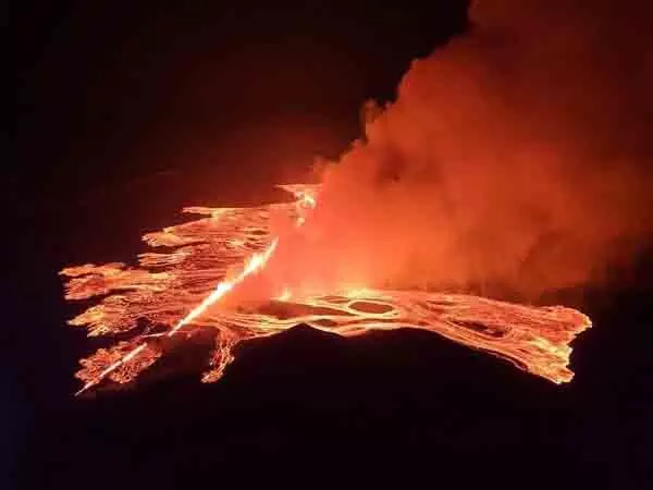 आइसलैंड का सबसे बड़ा ज्वालामुखी विस्फोट, धुएं के विशाल गुबार के साथ आसमान नारंगी रंग में बदल गया