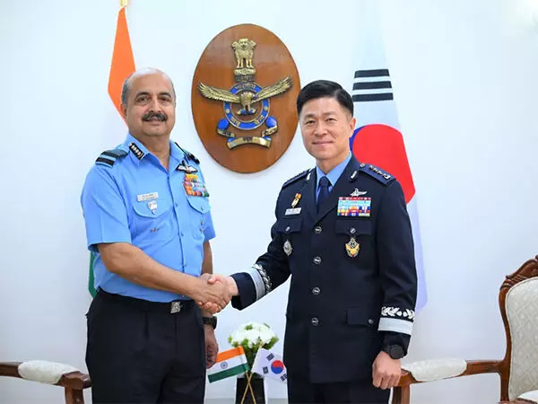 दक्षिण कोरिया के वायु सेना प्रमुख ने दिल्ली में भारतीय समकक्ष एयर चीफ मार्शल वीआर चौधरी से की मुलाकात