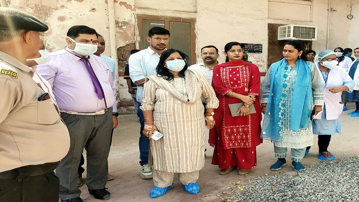 संभागीय आयुक्त ने पीबीएम के जनाना अस्पताल का किया औचक निरीक्षण