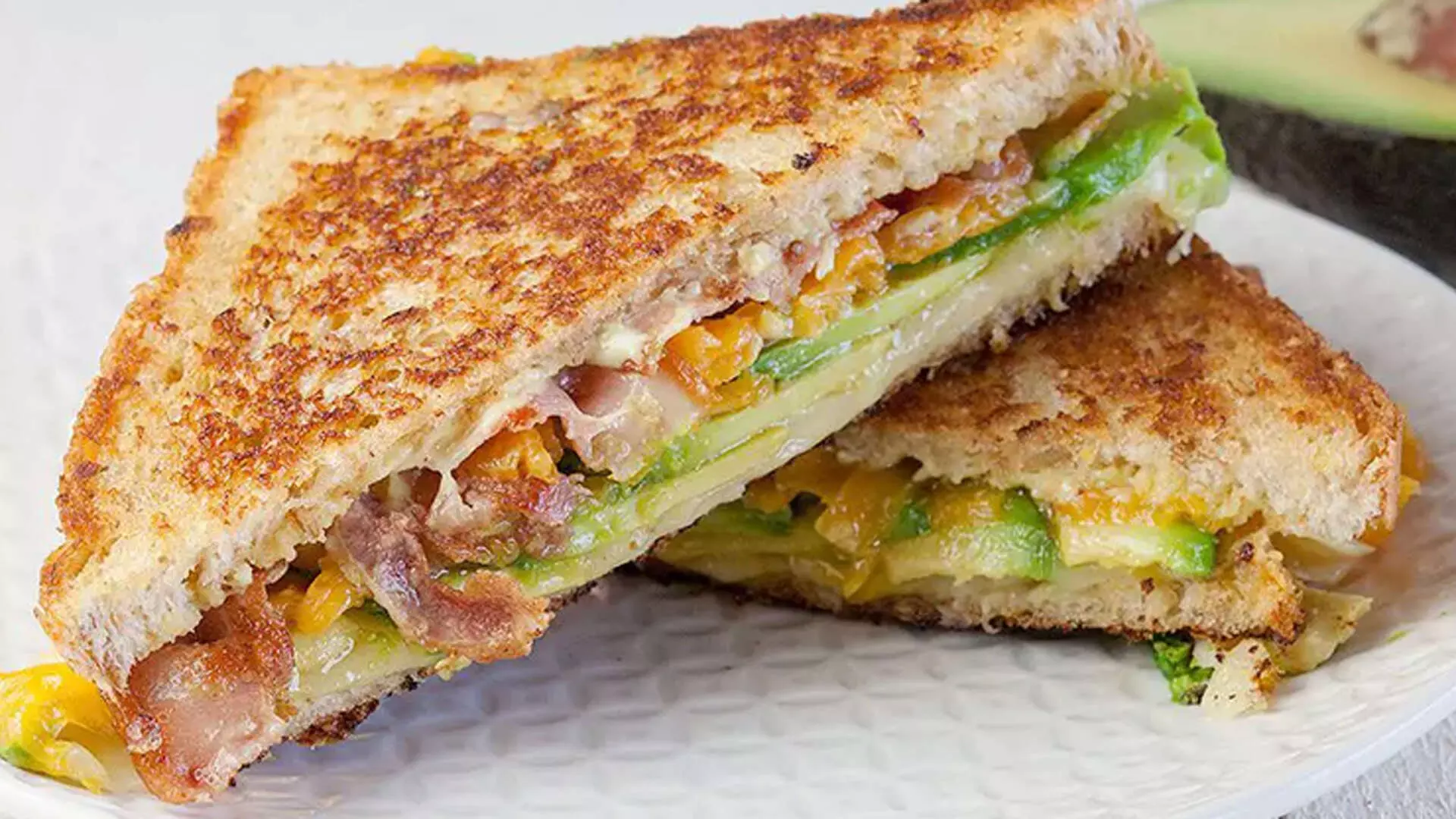 इस स्वादिष्ट और पौष्टिक एवोकैडो सैंडविच के साथ दिन की शुरुआत करें