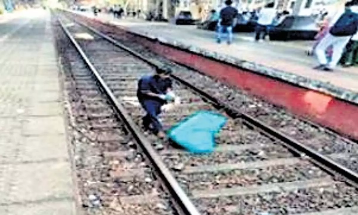 केरल HC ने रेलवे और कोच्चि निगम को पटरियों पर जमा प्लास्टिक कचरे पर कार्रवाई करने का निर्देश दिया