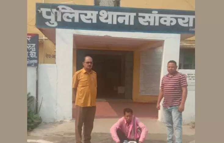 अवैध महुआ शराब पर सांकरा पुलिस की कार्यवाही, ग्रामीण गिरफ्तार