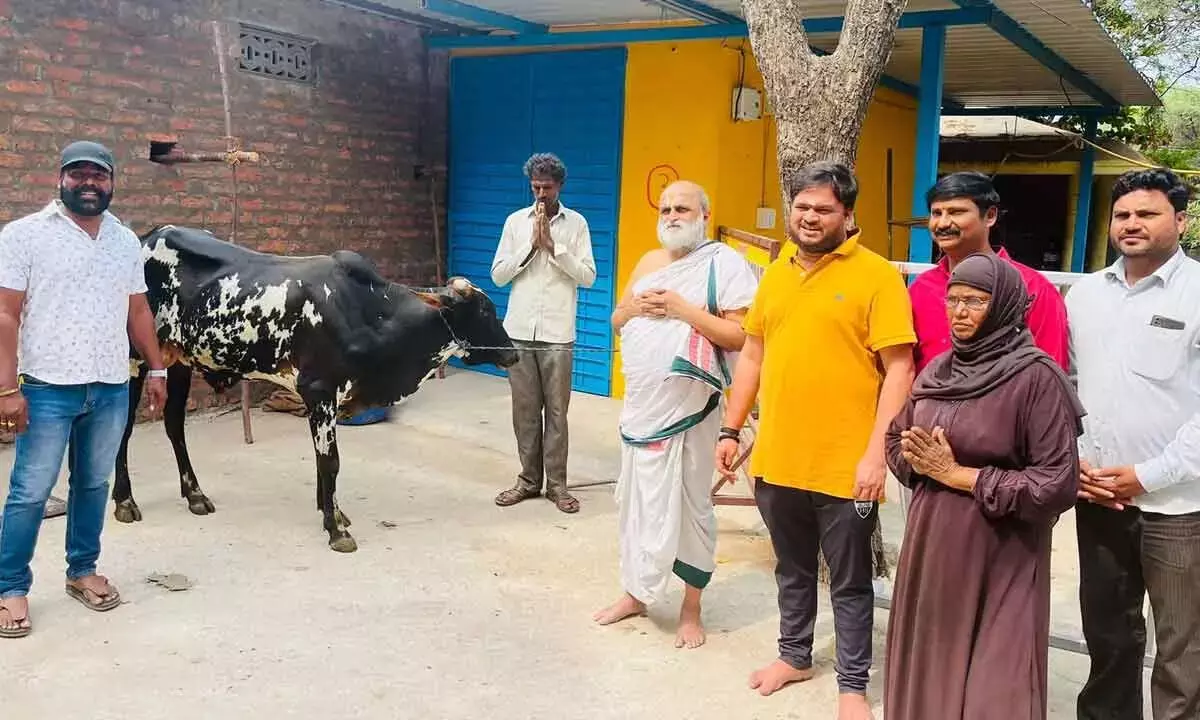 चिलकुर पुजारी ने मुस्लिम किसान को बैल उपहार में दिया