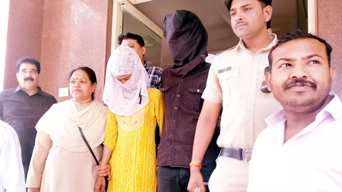 मोबाइल झपटने की वारदात करने वाले बंटी-बबली को पुलिस ने  किया गिरफ्तार