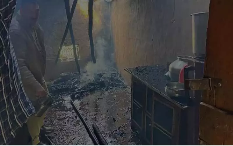 स्लेटपोश मकान आग की चढ़ा भेंट, हजारों का हुआ नुकसान