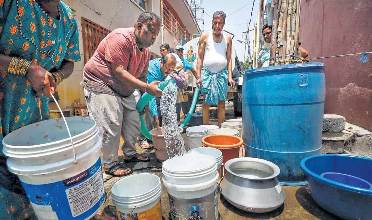 बेंगलुरु में बोरवेल सूख जाने से टैंकरों को पानी मिलना मुश्किल हो गया