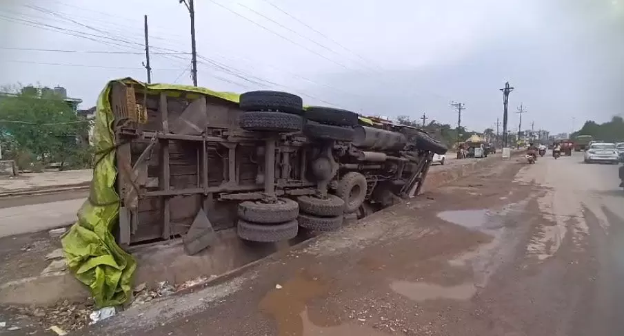 तेलीबांधा रिंग रोड में बड़ा हादसा, ऑयल से भरा ट्रक पलटा