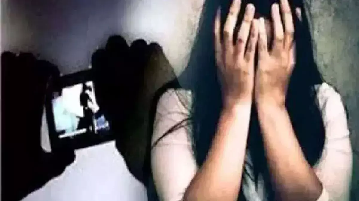 चार युवकों ने अश्लील वीडियो बनाकर महिला से दुष्कर्म किया