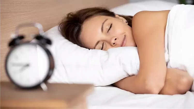 रात में गहरी नींद सोने के लिए करें ये 5 उपाय