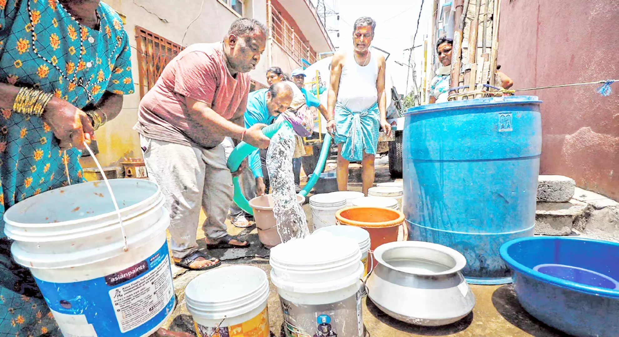 बेंगलुरु में बोरवेल सूख जाने से टैंकरों को पानी मिलना मुश्किल हो गया है