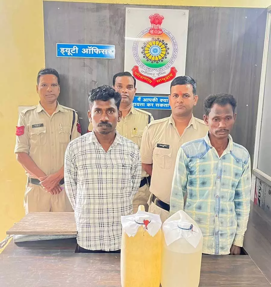 पुलिस की रेड, 18 लीटर महुआ शराब के साथ 2 आरोपी गिरफ्तार