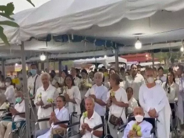थाईलैंड: प्रदर्शनी के आखिरी दिन लोगों ने भगवान बुद्ध के पवित्र अवशेषों का किया सम्मान