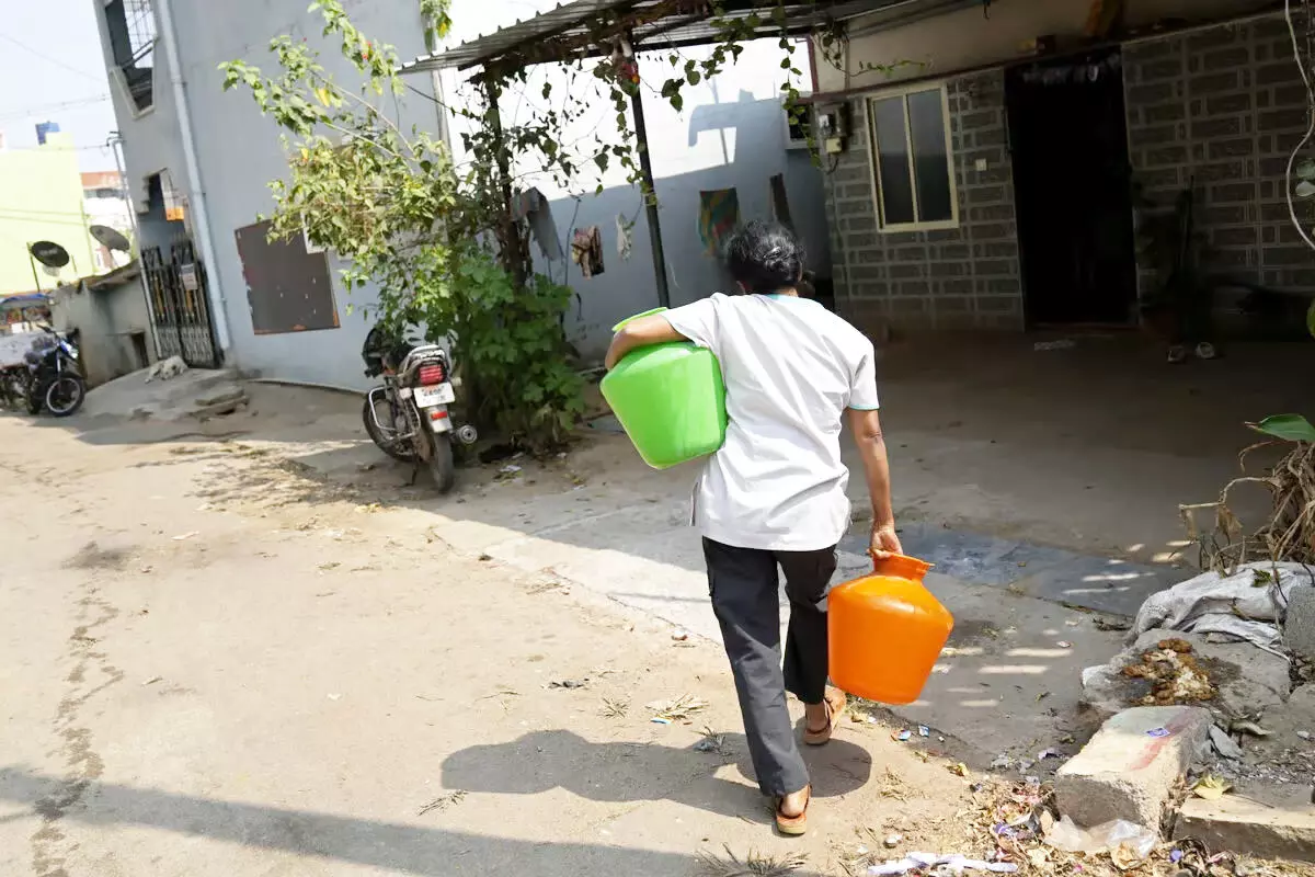 बेंगलुरु में पानी तेज़ी से ख़त्म हो रहा है और लंबी, चिलचिलाती गर्मी अभी भी मंडरा रही है