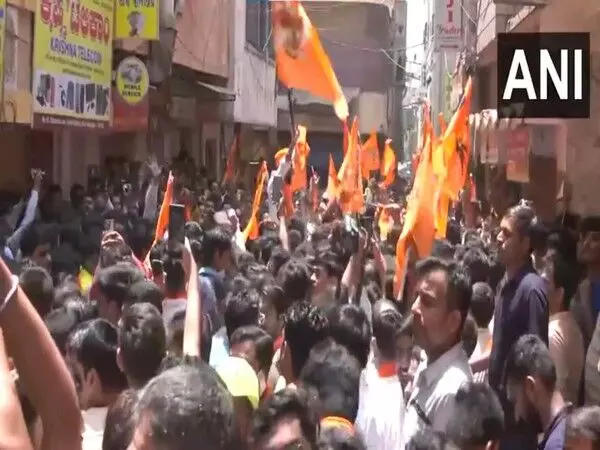 भक्ति गीत बजाने पर दुकानदार पर हमले को लेकर बेंगलुरु में BJP के तेजस्वी सूर्या ने विरोध प्रदर्शन का नेतृत्व किया