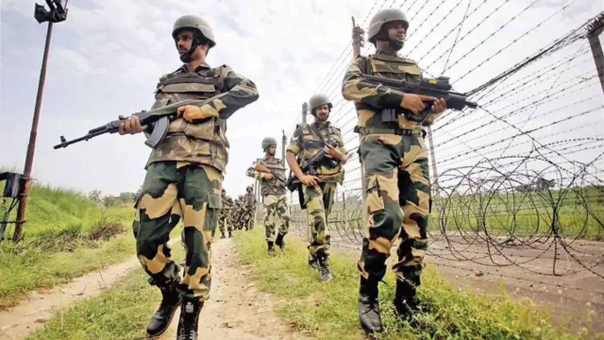 बीएसएफ ने भारत-बांग्लादेश सीमा पर आत्मरक्षा में कथित बांग्लादेशी घुसपैठिए को गोली मार दी
