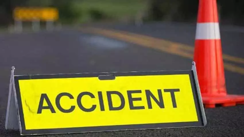 वाहन की टक्कर से मारुति वैन में सवार तीन लोगों की मौत