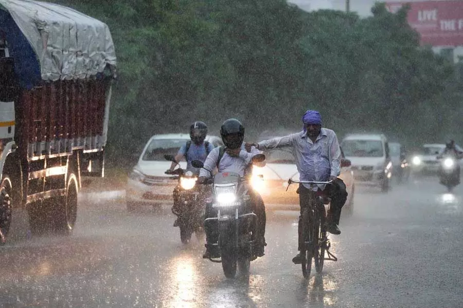 पश्चिम बंगाल में अगले कुछ दिनों के दौरान तेज़ हवाओं के साथ बारिश, आंधी और बिजली गिरने की संभावना