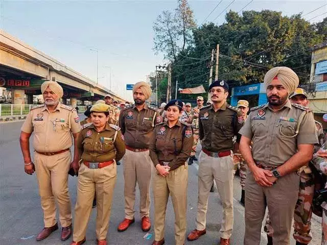 फगवाड़ा में पुलिस ने निकाला फ्लैग मार्च