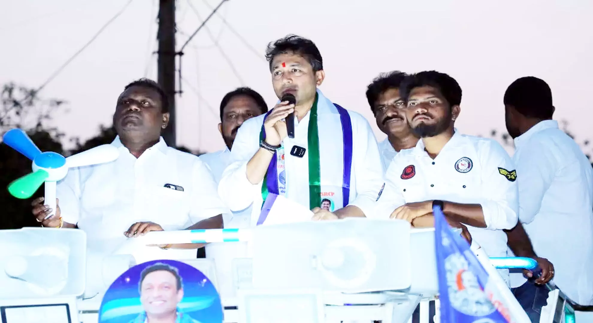 आत्मकुरु विधायक मेकापति विक्रम रेड्डी ने लोगों से वाईएसआरसीपी को वोट देने का आग्रह किया